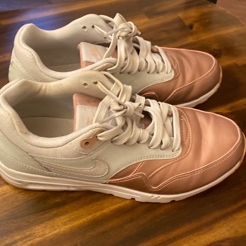 Adorable Rose gold and cream Nike air